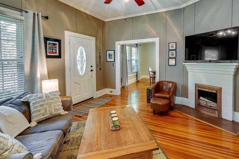 Quaint Anderson Home with Sunroom, Walk To Downtown! Maison in Anderson