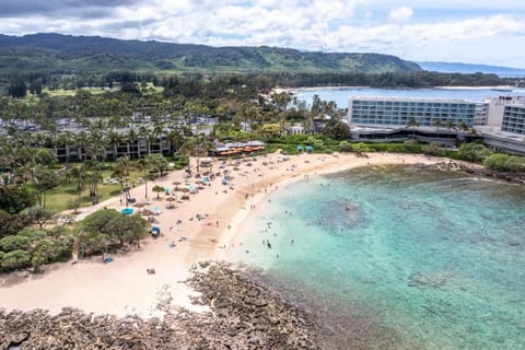 Turtle Bay Escape Golf course front, by the beach House in Kawela Bay