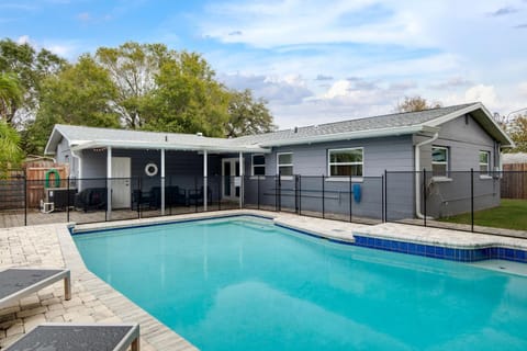 Modern, Family Friendly Home ~Heated Pool~ 10 min to Beach Casa in Seminole