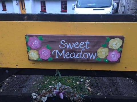 Sweet Meadow A delightful romantic thatched cottage by river Shannon on 4 acres is for peace party family or work from home House in Longford