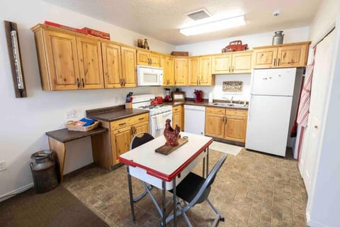 Kitchen or kitchenette, Dining area, stove