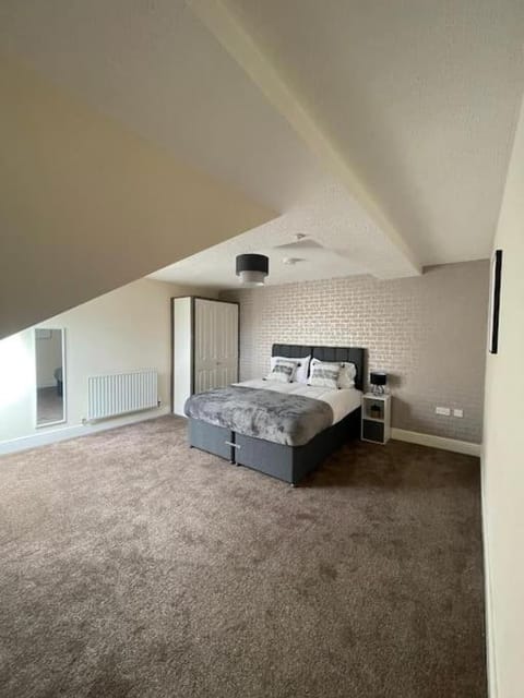 Swindon City Center 2bed apartment with Parking and WiFi Apartment in Swindon