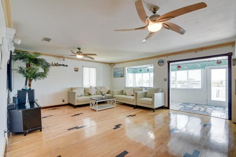 Waterfront Galveston Bay Retreat - 4 Mi to Beach! House in Galveston Island