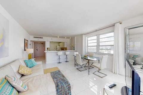 Decoplage Paradise - Main Home Condo in Flamingo Lummus