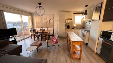 Kitchen or kitchenette, Dining area