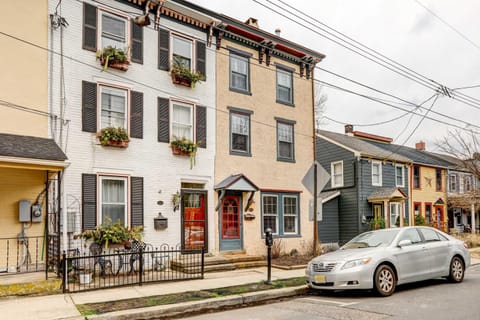 Charming Brooke House with Patio - In Town! Haus in Lambertville