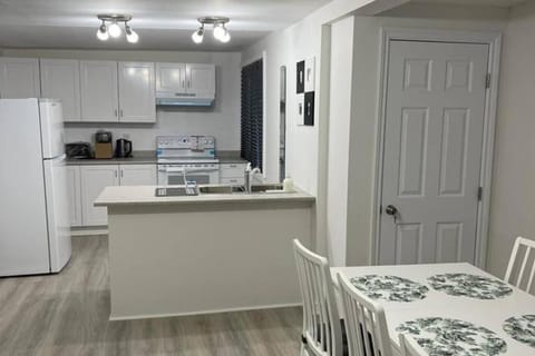 Kitchen or kitchenette, Dining area, minibar, pet friendly, stove