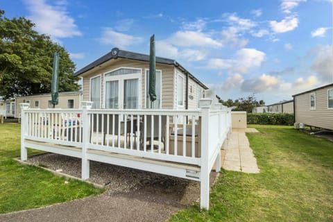Beautiful 8 Berth Caravan For Hire At Seashore Haven Park In Norfolk Ref 22039c Campground/ 
RV Resort in Caister-on-Sea