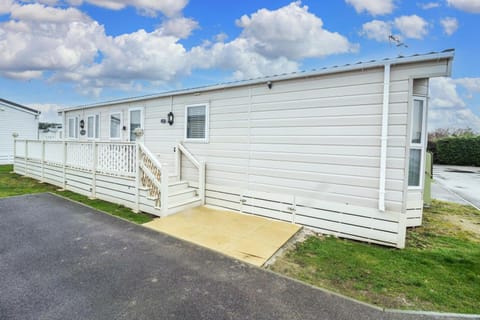Beautiful Caravan At Seaview Holiday Park In Kent Ref 47028pb Campground/ 
RV Resort in Whitstable