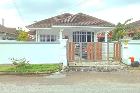 Single Storey Bungalow 12 pax House in Ipoh