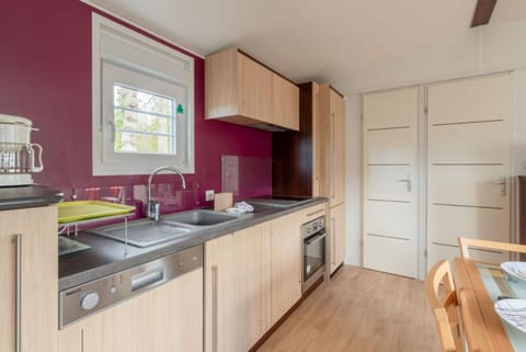 Kitchen or kitchenette, Dining area, dishwasher, minibar, pet friendly, stove