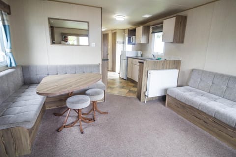 Superb 8 Berth Caravan At Caister Beach In Norfolk Ref 30073f Campeggio /
resort per camper in Caister-on-Sea