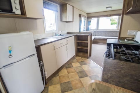 Superb 8 Berth Caravan At Caister Beach In Norfolk Ref 30073f Camping /
Complejo de autocaravanas in Caister-on-Sea