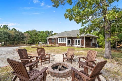 Grand Home on 10 Acres in Surf City w/Private Pond! Haus in Surf City