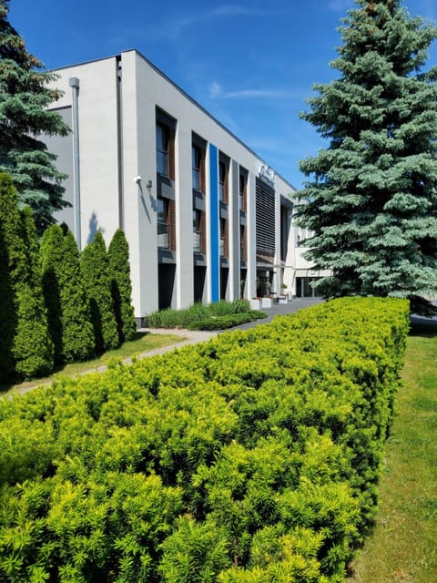 Property building, Facade/entrance, Spring, Garden, Garden view