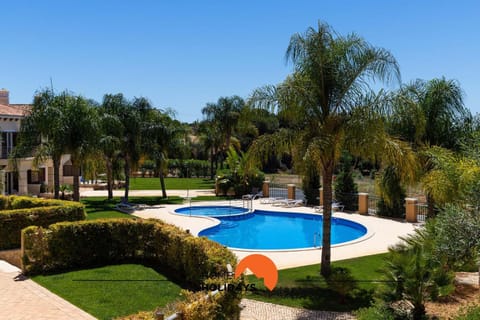 #142 Spacious with Garden, Pool and Private Park House in Olhos de Água