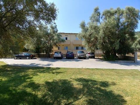 Villa *ELIA*/5' from town & sea/ Mountain view Apartment in Lefkada