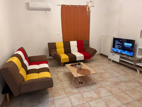 TV and multimedia, Living room, Seating area, Evening entertainment, air conditioner