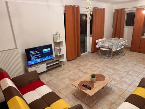 TV and multimedia, Living room, Seating area, Dining area, Evening entertainment