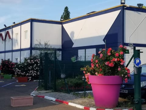 N&Z HOTELS Hotel in Montigny-le-Bretonneux