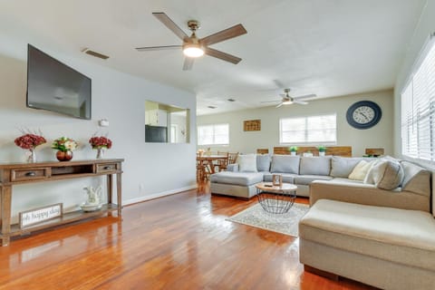 Sunny Fort Walton Beach Vacation Rental with Yard! Maison in Wright