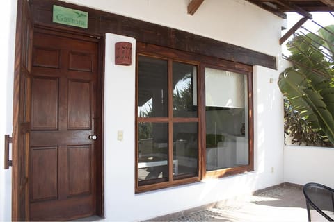 Property building, Facade/entrance, Day, Balcony/Terrace