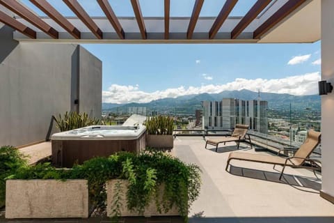 Rooftop Jacuzzi and city view Apartamento in San Jose