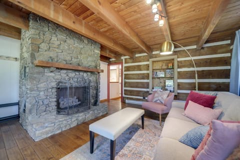 Restored Candler Log Cabin about 11 Mi to Asheville! Haus in Candler