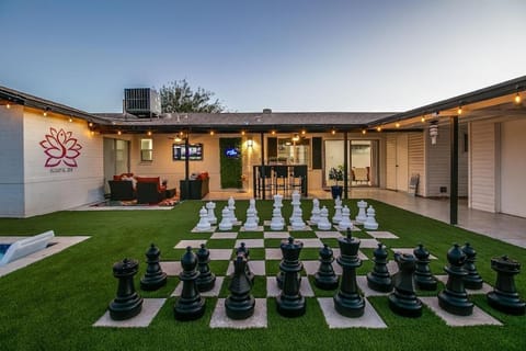 Charming Zen home with Heated Pool, Pool table, Arcade and Mini golf. House in Tempe