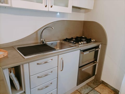 Kitchen or kitchenette, pet friendly, stove