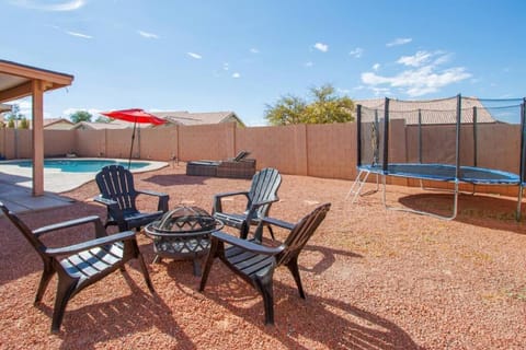 Modern villa with sparkling pool and hot tub! Maison in Casa Grande