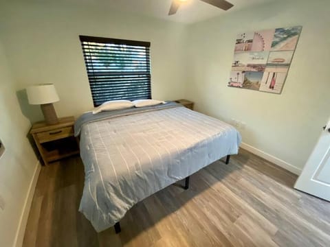 Charming renovated home with jetted tub/king beds House in Gainesville