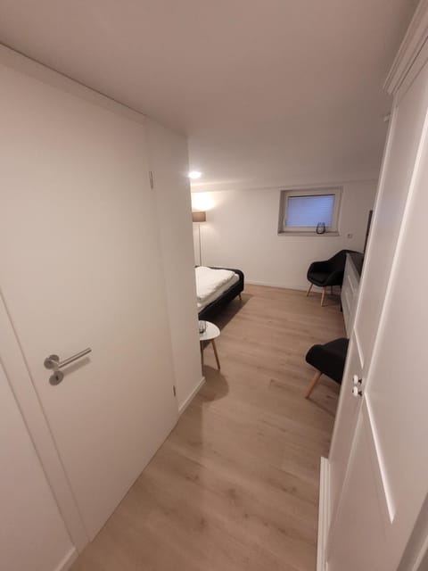 Zimmer im Souterrain mit eigenem Bad Vacation rental in Celle