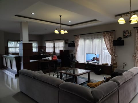 TV and multimedia, Living room, Seating area, Family