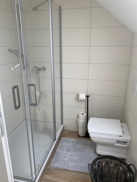 Shower, Toilet