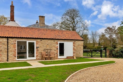 Property building, Spring, Day, Natural landscape, Garden, View (from property/room), Garden view