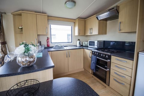 Lovely Caravan With Decking At Southview Holiday Park Ref 33005m Campground/ 
RV Resort in Skegness