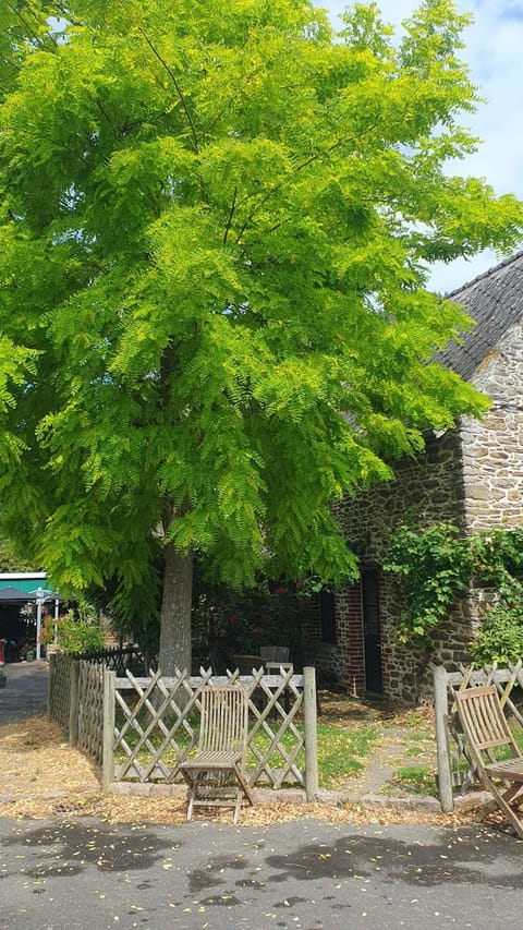 L'AUBERGE DE LA PORTE Inn in Brittany