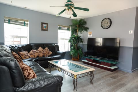 AMAZING!!!! Luxury 5BR, Steps to beach and Fun! Fully Renovated Beach house! Haus in Atlantic City