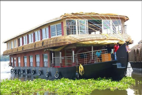Private Houseboat Angelegtes Boot in Alappuzha