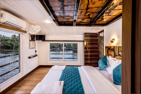 Double Decker Houseboat Barco atracado in Alappuzha