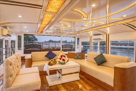 Double Decker Houseboat Bateau amarré in Alappuzha