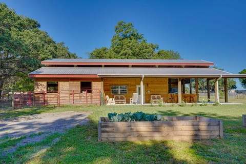 Farm Stay Modern Barndominium in Lakeland! Apartment in Lakeland