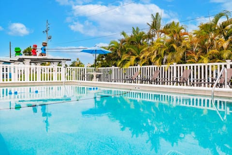 2 Bed Cottage with Pool, Close to Beach! BBQ Grills & Patio Condo in Iona