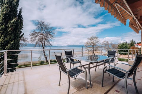 Patio, Day, View (from property/room), Balcony/Terrace, Seating area, Lake view