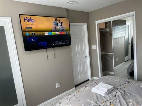Modern 1 Bedroom Home W/ Sauna & Shower-Jets Casa in Carson