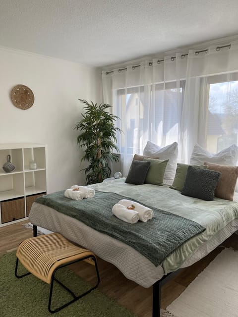 Bed, Living room, Photo of the whole room, Seating area, Bedroom, towels