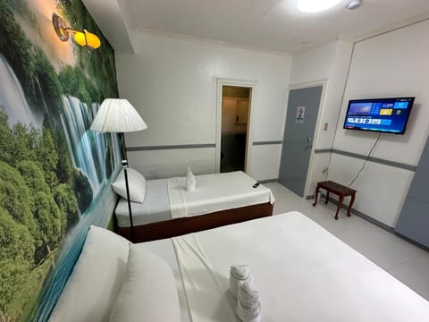 Bed, TV and multimedia, Photo of the whole room, Bedroom