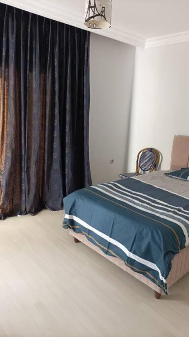 3 rooms and living room, centrally located, large apartment Condo in Izmir