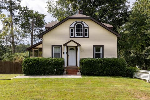 Cheerful 3 Bedroom Home, Walk To Uvastadium House in Charlottesville